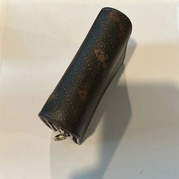 Coach Snap Wallet With Horse And Carriage Dot Print.
L: 4.25" W:1" H:3.5" - Picture 11 of 12